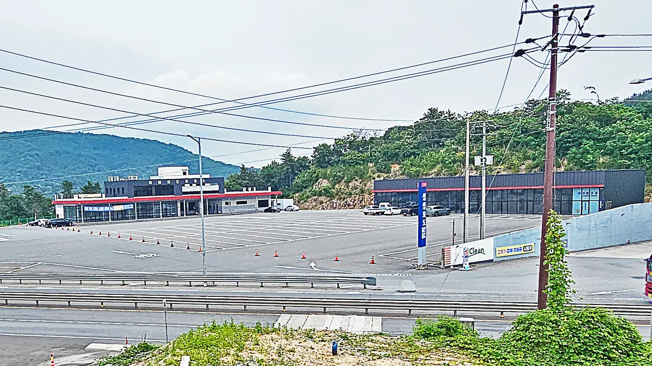 섬섬묘도 휴게소 본관과 별관 입점 공간 전경